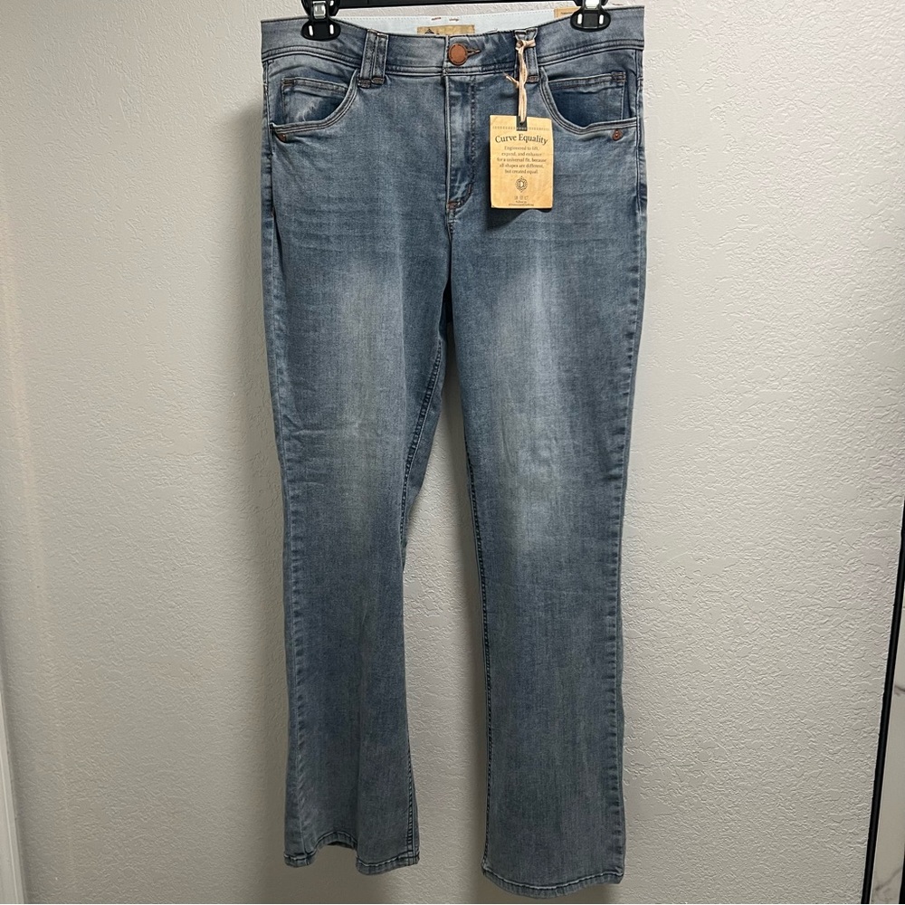 Democracy Women’s Light Wash Blue Jeans
